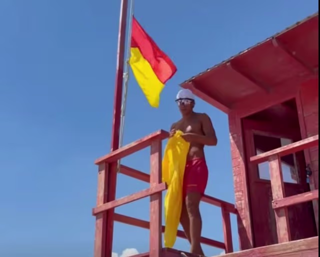 Steag galben Eforie Sud pe plajă în 9 iulie 2026 – Curenții puternici și marea agitată au pus salvamarii în alertă