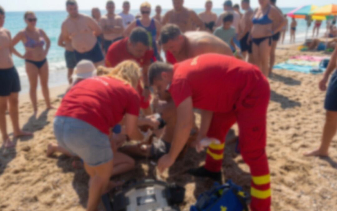Intervenție la Eforie pe plaja Acapulco: Bărbat de 54 de ani, adus la mal de salvamari și transportat la spital