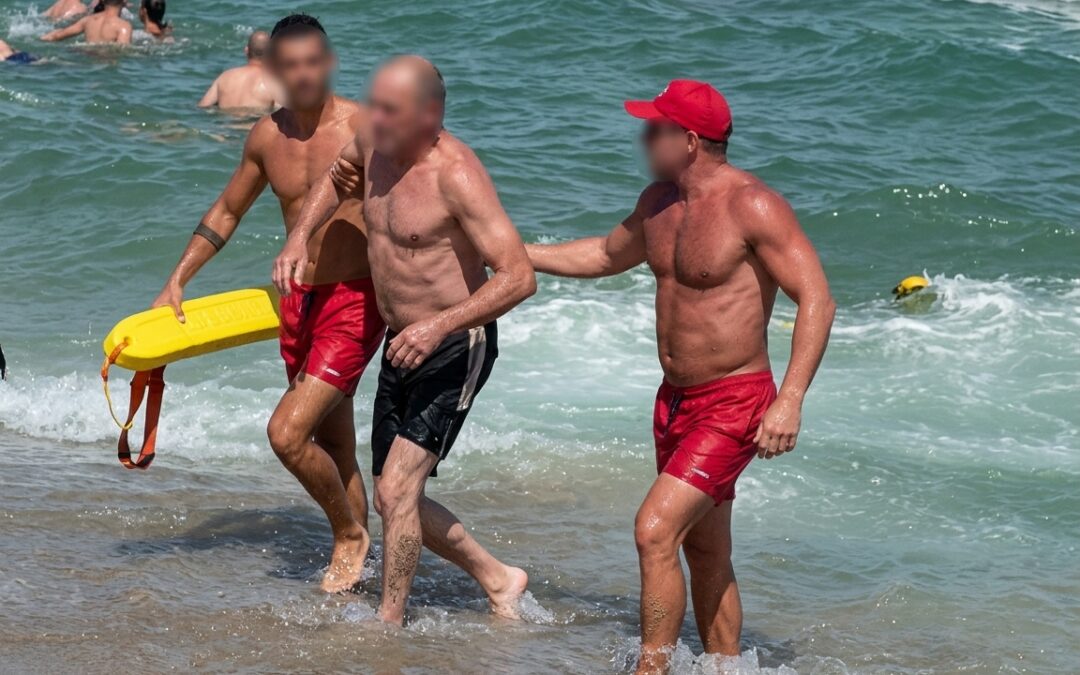A intrat din nou în valuri la scurt timp după ce fusese salvat: episod ieșit din comun pe plaja Belona