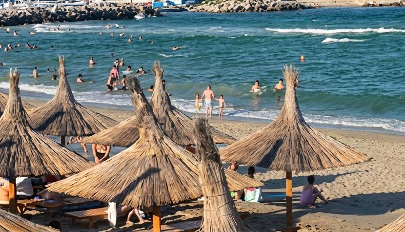 Avertisment dur pe litoral după un incident grav la Eforie: Doi turiști au fost scoși la timp din apele învolburate