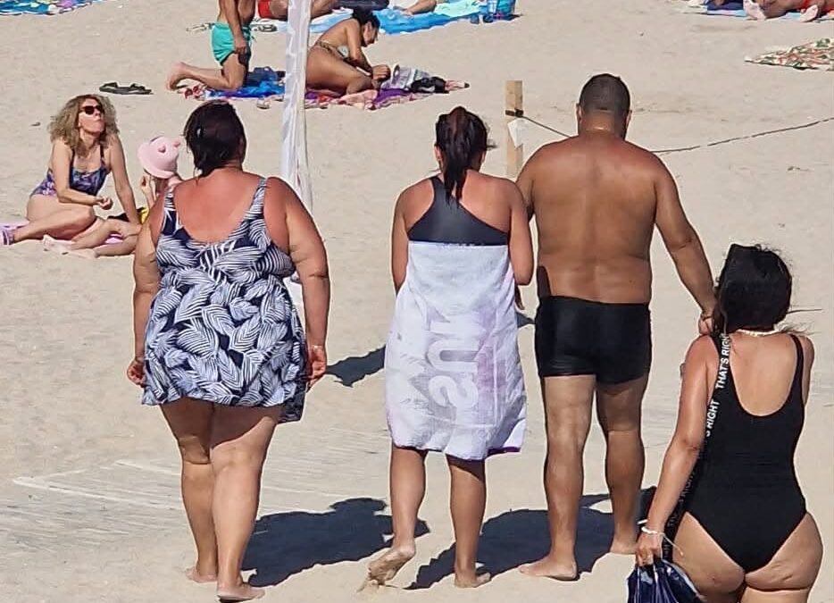 Avertisment critic pentru turiștii din Eforie Sud: Tată și fiică, salvați din marea învolburată la Nord! STEAG ROȘU pe toate plajele