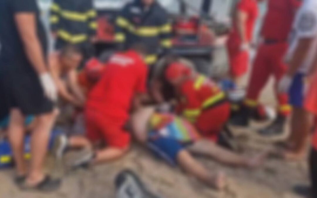 Intervenție pe plaja Belona din Eforie Nord: Bărbat scos inconștient din valuri de salvamari.