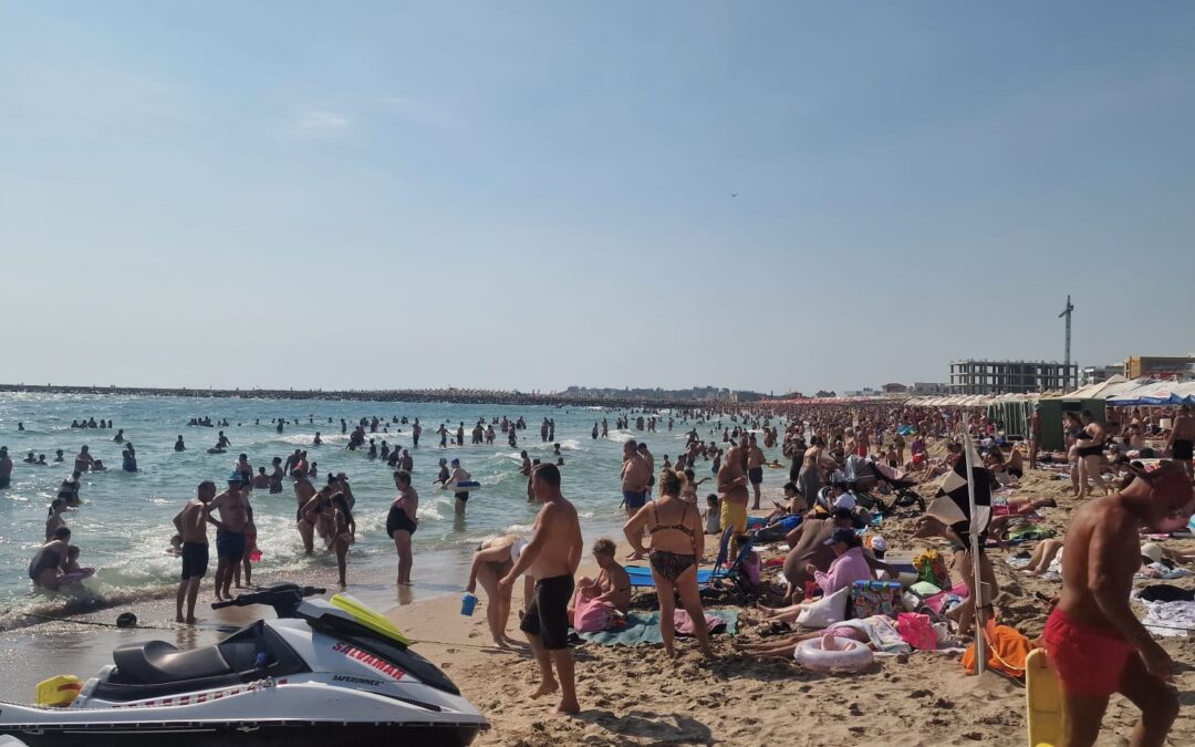 Duminică spectaculoasă pe litoral: Se poate înota din nou la Eforie, iar plaja este arhiplină