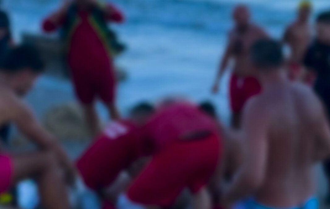 Pericol de moarte pe o plajă neamenajată: Turist scos inconștient din mare de salvamarii din Eforie