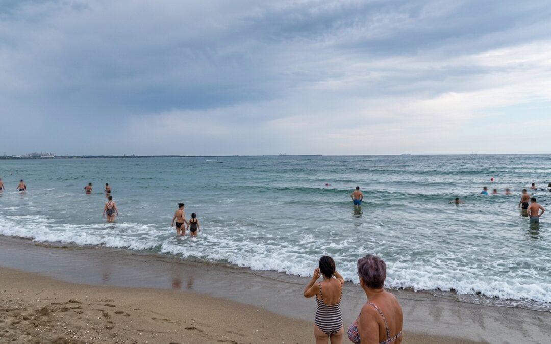 Vremea în Eforie pe 26 august: Cer variabil și STEAG ROȘU pe plajă!